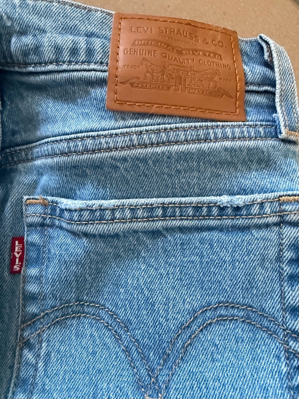 Levis Premium Wedgie straight Light Wash Denim Jeans - size 24, L 28
